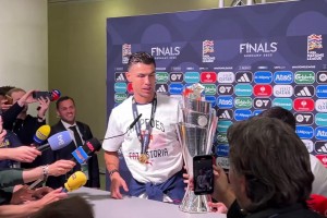 氛圍真好??C羅混合區(qū)接受采訪(fǎng)，B費(fèi)為他送上獎(jiǎng)杯??