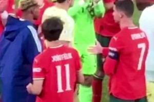 外網(wǎng)熱議C羅主動(dòng)握手，亞馬爾將臉側(cè)向一旁，球迷：傲慢的家伙