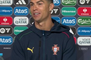 永遠(yuǎn)的主角永遠(yuǎn)的焦點(diǎn)！球迷退場(chǎng)時(shí)全在高呼C羅名字