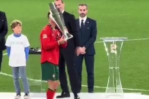 實(shí)拍C羅扛著獎(jiǎng)杯和隊(duì)友一起舉杯，獎(jiǎng)杯太重差點(diǎn)手滑 ??