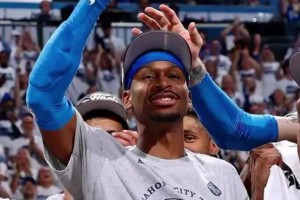 都把C羅舉飛了！這次貼身防守是正常身體對(duì)抗還是犯規(guī)??