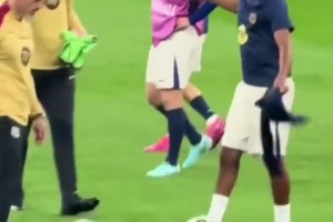 外網(wǎng)熱議：亞馬爾自尊心變大了，他把夾克扔地上而不是交給管理員