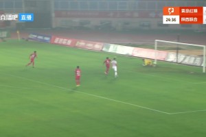 手套上有水？青島紅獅門將李亞楠超級黃油手送給陜西聯(lián)合一粒進球