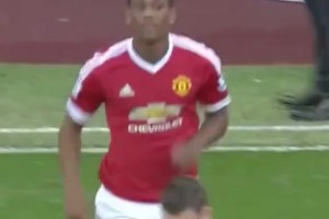 10年啦！馬夏爾曼聯(lián)生涯的首粒進球，還有球迷專門為他打了標語