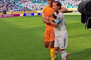 不老傳奇！39歲莫德里奇賽后與親切布怒交流