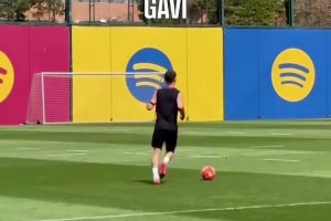 天氣真好??！此前巴薩隊內(nèi)的停高空球挑戰(zhàn)！萊萬真瀟灑?。? >
                                        </div>
                                    </div>
                                    <div   id=