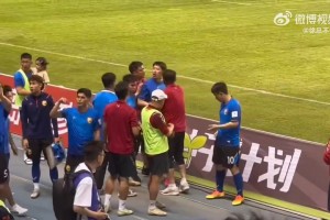 大連鯤城輸球賽后球員和球迷對罵，隊友趕忙捂嘴制止