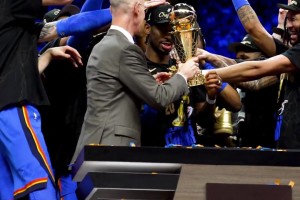 ??此刻經(jīng)典已成！慢鏡頭下SGA舉起FMVP獎(jiǎng)杯實(shí)至名歸！