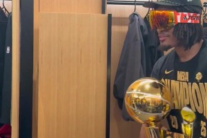 大家都來(lái)樂呵一下！杰倫威在更衣室?guī)吞嫜a(bǔ)球員狠狠拍照??