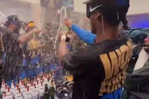 奪冠香檳準(zhǔn)備好??！盡情享受專屬于雷霆全體球員的香檳浴??