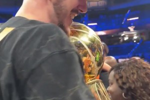 卡魯索同SGA父親賽后一起慶祝??