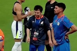 賽后武漢三鎮(zhèn)隊(duì)長樸志洙主動(dòng)與王大雷交換球衣