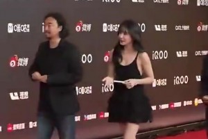 美娜此前和峰哥一起出席活動，這身裝扮真的可以哦！??