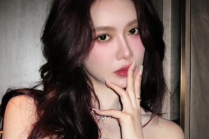 美娜曬視頻：今天不是53，是35了??