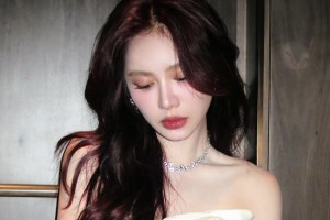 娜姐也是好身材！美娜一身白色禮服裝：今天不是53是35了??