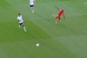 英格蘭逆天后防送禮！諾亞斷球超遠距離破門！門將超級離譜失誤！