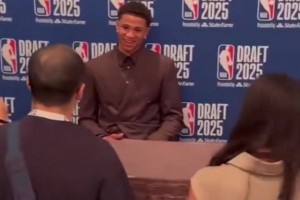 這人氣！弗拉格面對(duì)長槍短炮，邊上卡特-布萊恩特只有寥寥幾人