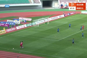 再現名場面??中甲球員嘗試彩虹過人無奈沒夾到