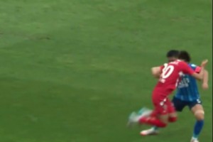 中甲延邊前鋒黃振飛試圖彩虹過人，結果球留在原地??