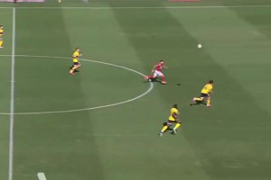 引來熱議！這球前鋒該射門嗎？你怎么看？??