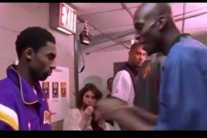 科比首次進全明星，和加內(nèi)特玩得很開心，鄧肯則在一旁呆呆的