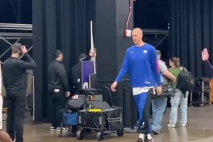 關(guān)系不錯(cuò)！此前賽后哈登和比爾老婆開(kāi)心握手！比爾有機(jī)會(huì)來(lái)快船嗎