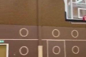 這都半場贏國足兩球??！韓國球員停球兩米遠(yuǎn)