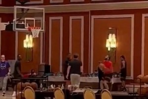 英格拉姆在猛龍的拉斯維加斯球館訓(xùn)練，能代表猛龍打夏聯(lián)嗎??～