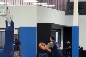 明天將戰(zhàn)布朗尼！狀元弗拉格訓(xùn)練投籃揮汗如雨，這出手動作如何？