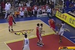 他就是中國男籃移動長城之一的王治郅！內(nèi)線技術(shù)堪稱頂尖...