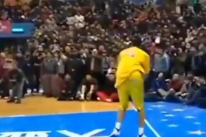 黃種人的頂級(jí)天賦！17歲時(shí)的易建聯(lián)的扣籃已經(jīng)驚艷眾人??