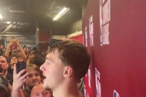 比賽結(jié)束后弗拉格接受記者采訪！網(wǎng)友都在喊“水”,你覺得呢???