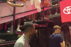 真就美國(guó)之子！球迷身穿湖人球衣來(lái)現(xiàn)場(chǎng)支持弗拉格