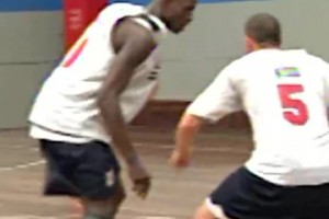 進攻手段太全面！2000年夢之隊訓(xùn)練營，加內(nèi)特連續(xù)和隊友單挑！