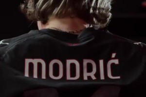 魔笛將身披米蘭14號球衣！米蘭上一個(gè)金球先生還是卡卡！