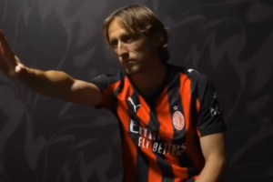 魔笛加盟米蘭的一天是怎么度過的？換上這身球衣咱有點(diǎn)不適應(yīng)??