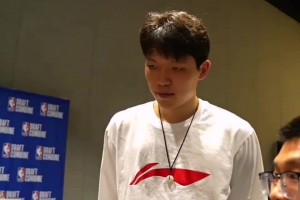 開(kāi)拓者記者誤以為楊瀚森會(huì)說(shuō)粵語(yǔ)：我以前跟易建聯(lián)學(xué)了不少粵語(yǔ)！