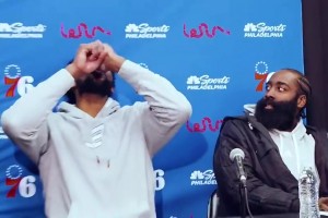 名場面！恩比德把礦泉水喝成口服液 哈登在一旁直接看傻了