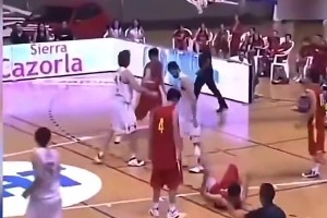 以牙還牙太硬了！17歲的易建聯(lián)炸裂暴扣強勢回應(yīng)加索爾