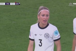 活久見！德國女足禁區(qū)內(nèi)拉拽對手頭發(fā)犯規(guī)，被判罰紅點套餐！