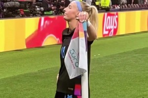 太颯了！凱莉第119分鐘絕殺，做出安靜手勢+扶角旗桿慶祝