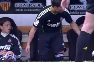 當(dāng)年皇馬爆錘瓦倫西亞時(shí)穆里尼奧換上了C羅，這是踢瘋了??