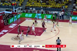 這球投得也太離譜了！高詩巖后仰強投，結(jié)果投到籃板上沿??