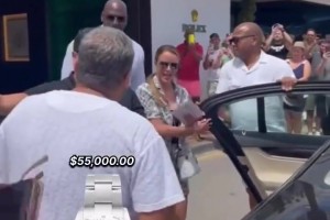 這球投得不著邊際！高詩巖頂著防守后仰強投，球打到籃板上沿??