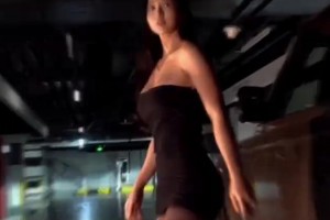 張曼源這身黑絲裝扮，未免也太誘惑了！??