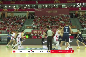 手感相當火熱！高詩巖連續(xù)投進兩記三分，幫中國男籃止血