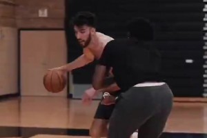 米切爾和特雷-楊一起打野球，這三分真是刷刷進