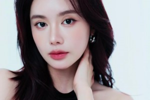 自帶光芒啊！美娜一身黑色長裙穿搭：Hey it’s me~