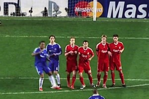 復(fù)制小羅神作??！王愛芳超遠(yuǎn)任意球直接吊門，U20女足3-0領(lǐng)先