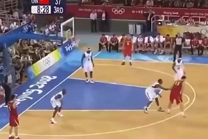 08奧運易建聯(lián)隔著安東尼上演炸裂補扣！瓜哥：這誰的部將？